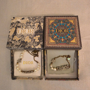 목걸이와 팔찌 세트입니다