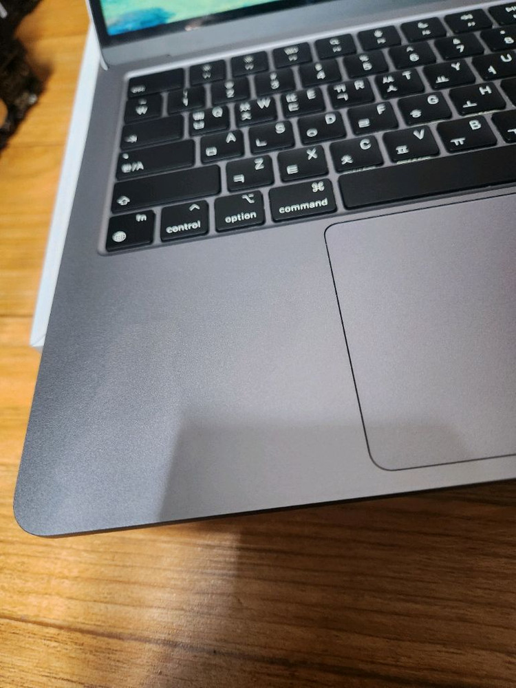 맥북에어 m2 판매합니다 액정하자--3