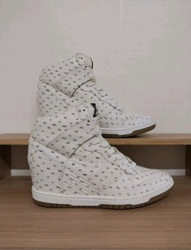 여성 나이키 키높이 덩크 스카이 하이 프린트 스니커즈, 운동화 (245) 이미지