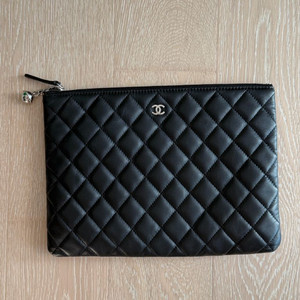 샤넬 클러치 뉴미듐 24번대