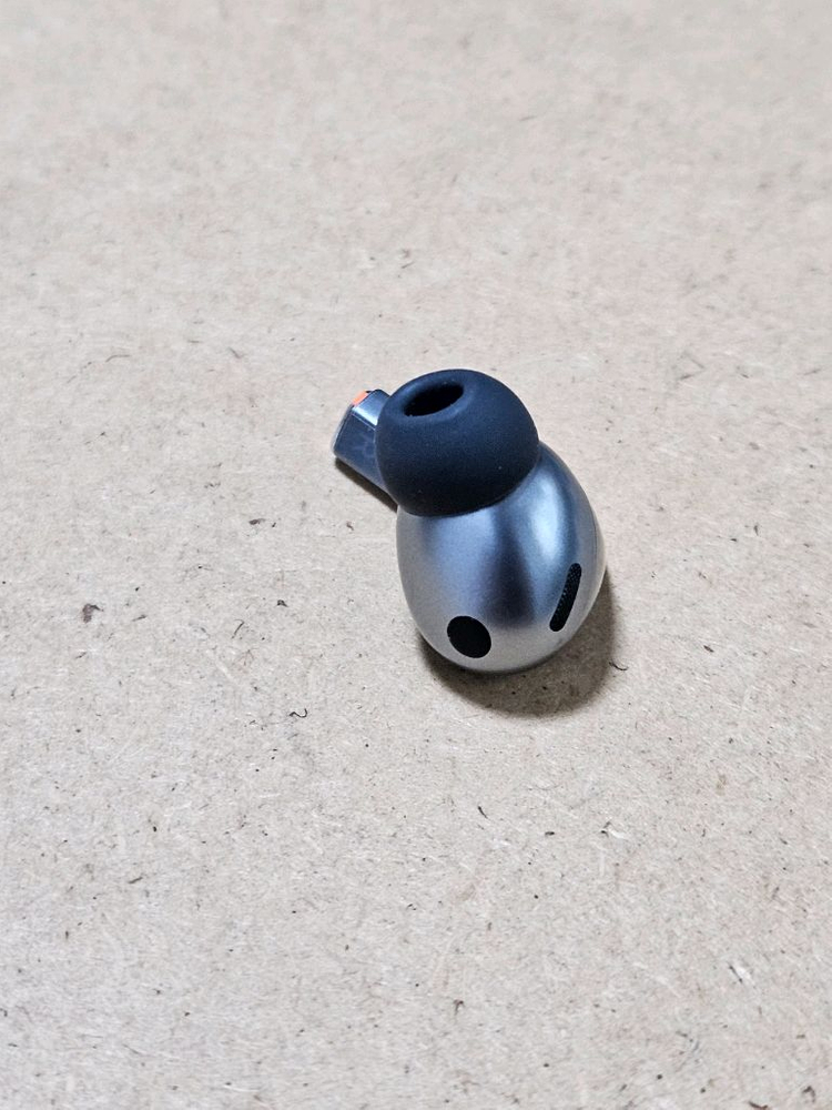 갤럭시 버즈3프로 실버 오른쪽--3