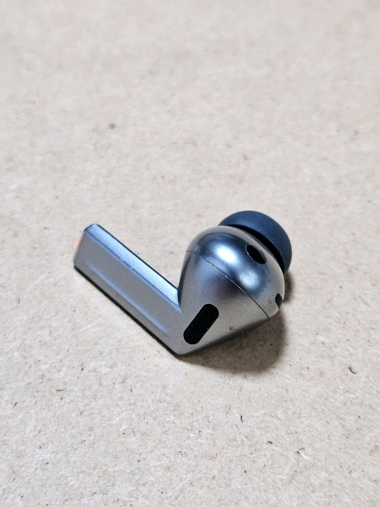 갤럭시 버즈3프로 실버 오른쪽--4