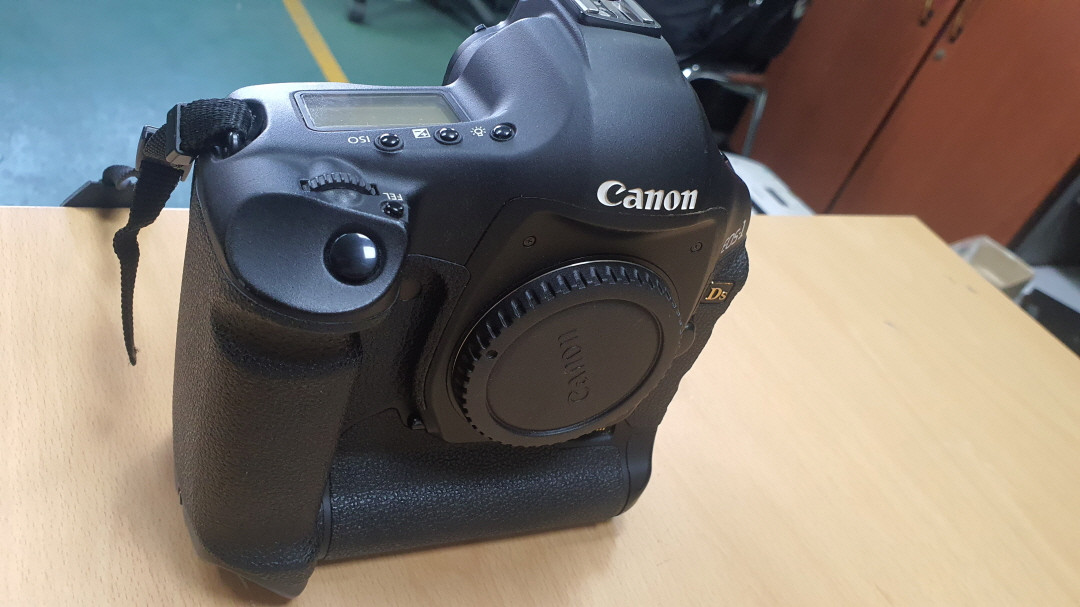 캐논 1ds mark3 거의 사용하지 않는 신품급 유지 4000장 미만 사용--6