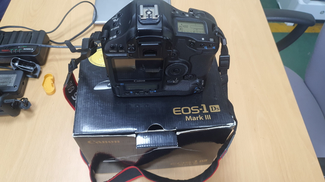 캐논 1ds mark3 거의 사용하지 않는 신품급 유지 4000장 미만 사용--8