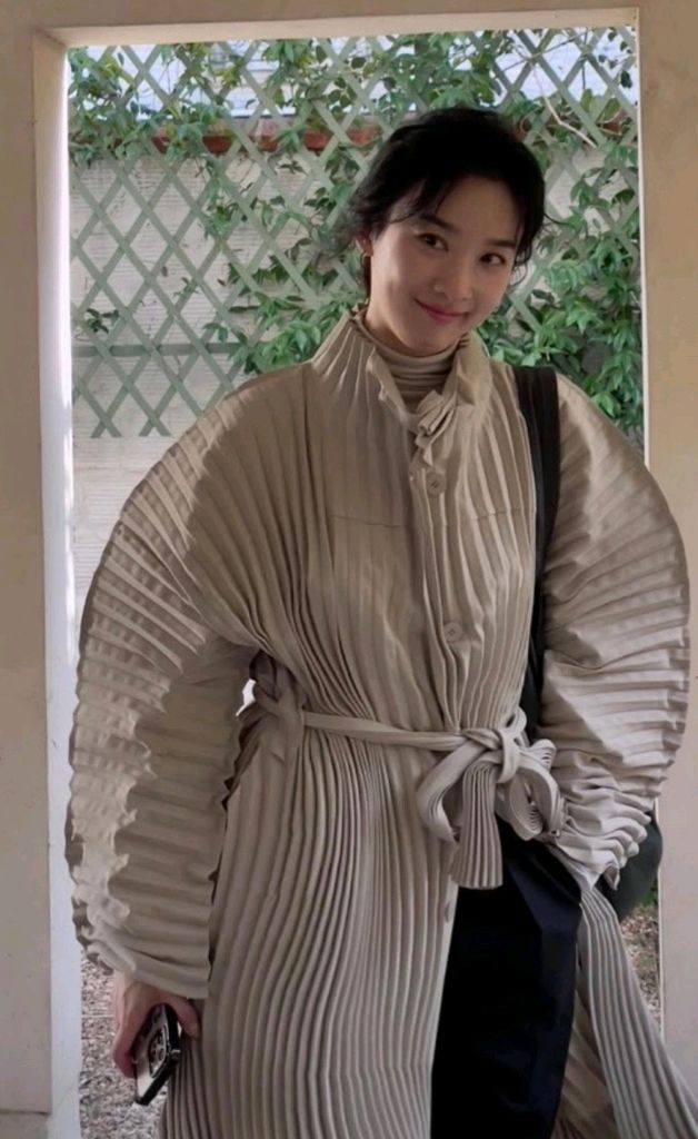 이청아님 착용)이세이미야케 웨이버링 코트, 플리츠플리즈 ~--3