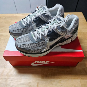 나이키 줌 보메로 5 코블스톤 앤 플랫 퓨터