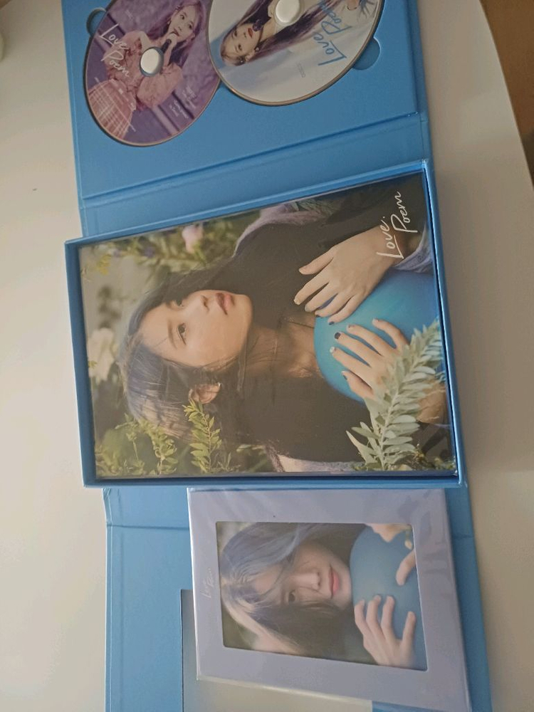 아이유 러브포엠 Love Poem 콘서트 블루레이--1