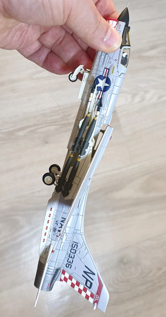 에어리어88의 F-8E 크루세이더--2