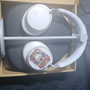 AKG n9 hybrid 화이트 풀박 12만에 판매합니다