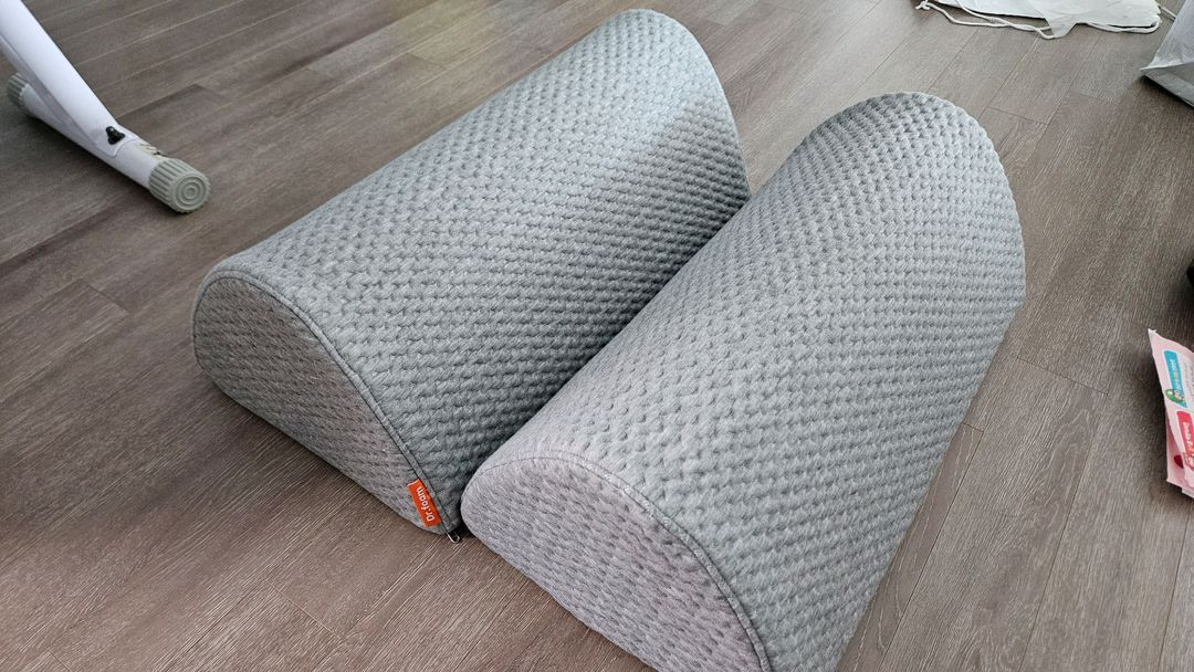 닥터폼 삼각 무릎 베개--1