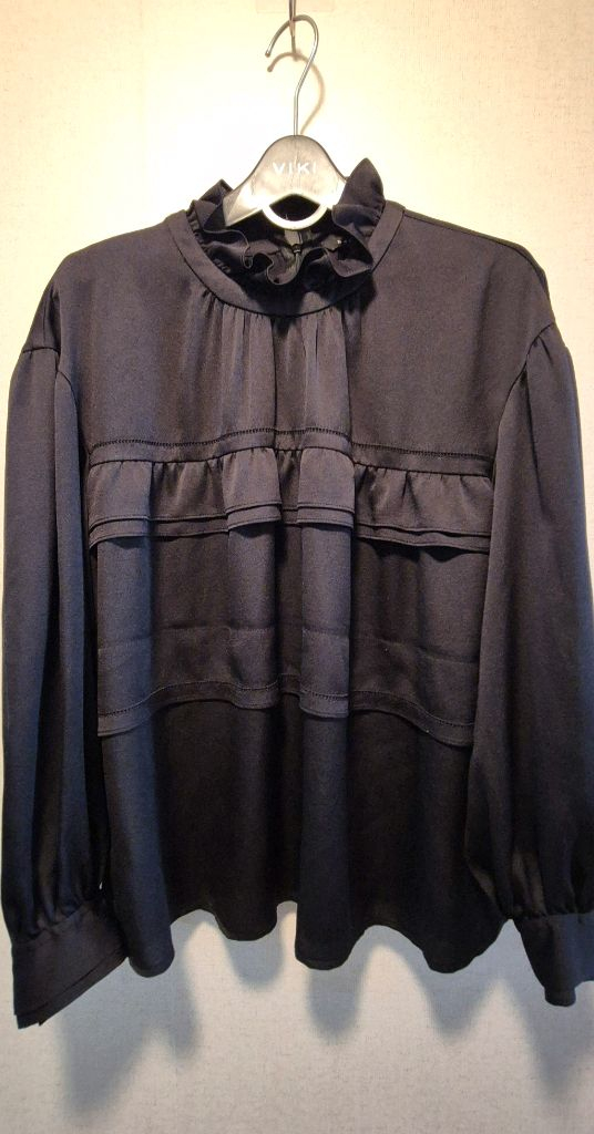 레니본 프릴넥 프릴 블라우스 블랙--2