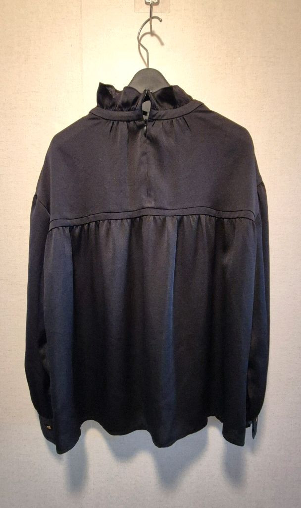 레니본 프릴넥 프릴 블라우스 블랙--4