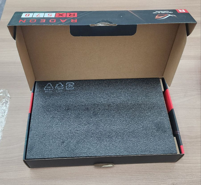 아수스 라데온 RX570 박스만 + 약간의 부속품--1