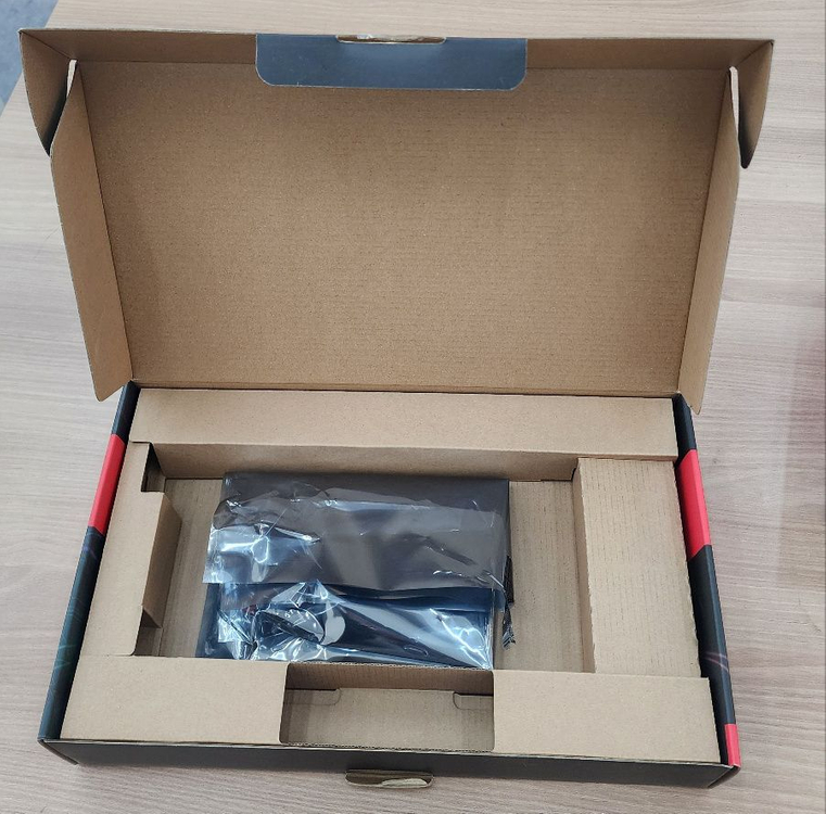 아수스 라데온 RX570 박스만 + 약간의 부속품--2