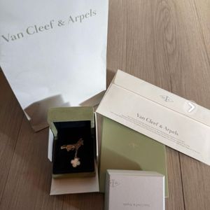 (미사용급) 반클리프 빈티지 알함브라 펜던트 마더오브펄 18K 옐로우골드 목걸이 VCARA45900