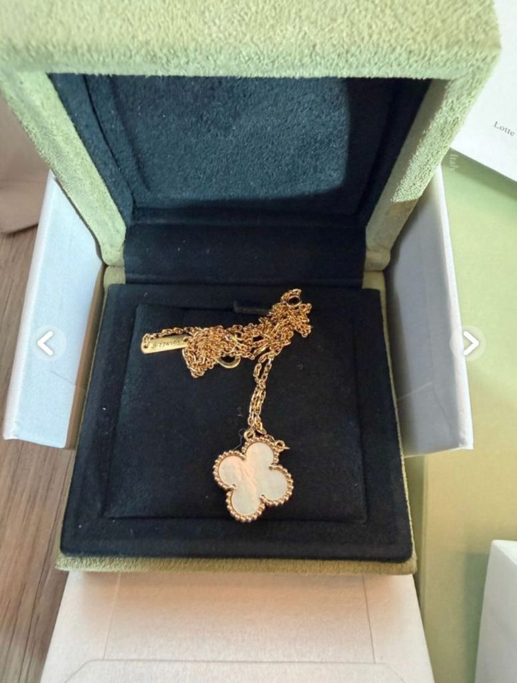 (미사용급) 반클리프 빈티지 알함브라 펜던트 마더오브펄 18K 옐로우골드 목걸이 VCARA45900--1