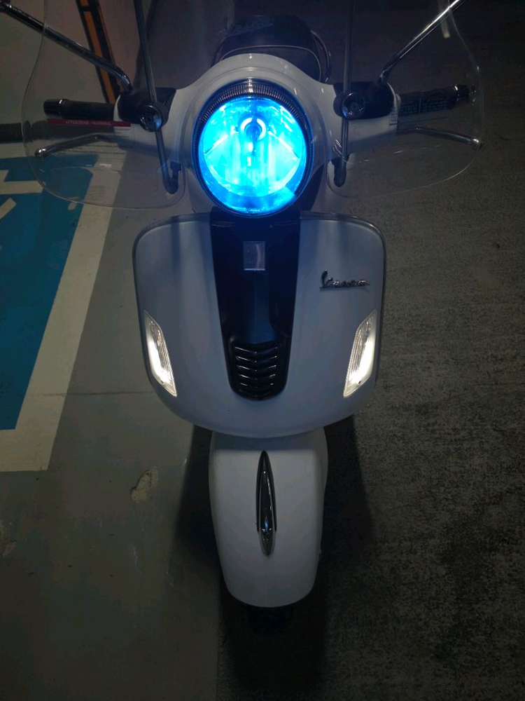 부산 베스파 gts300 슈퍼 흰,검 포인트 투톤 판매합니다--1