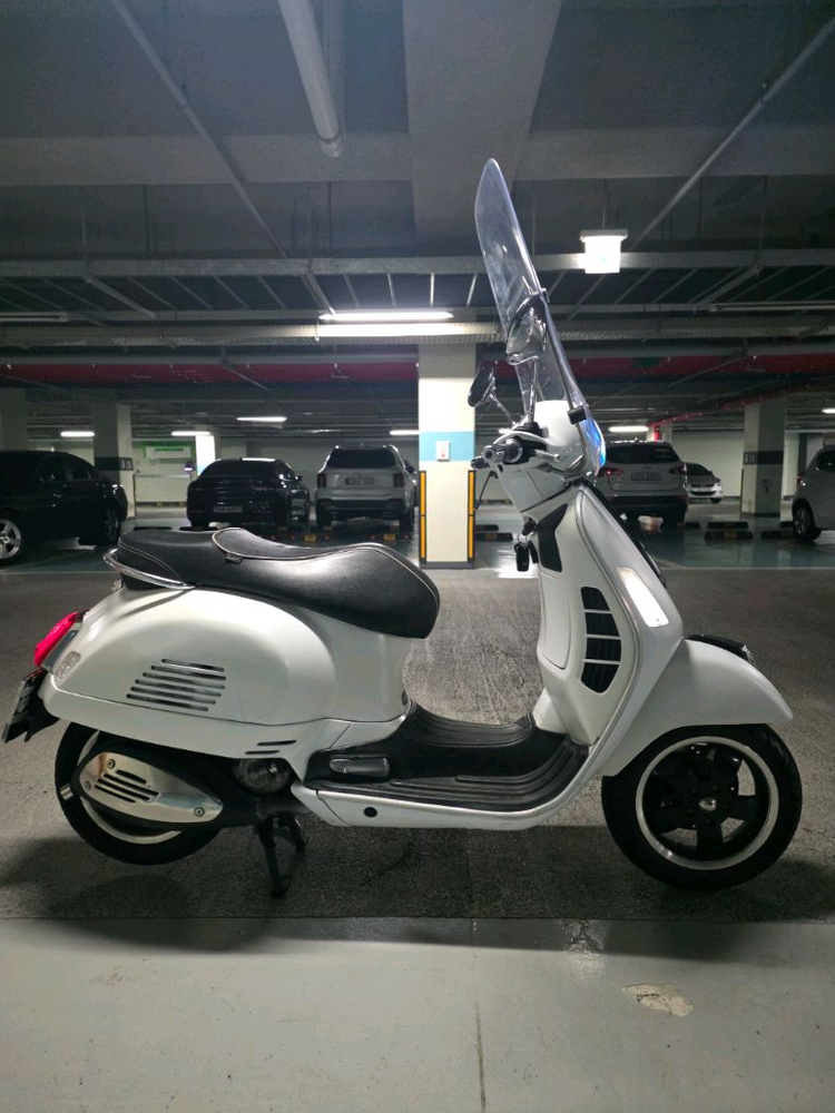 부산 베스파 gts300 슈퍼 흰,검 포인트 투톤 판매합니다--2