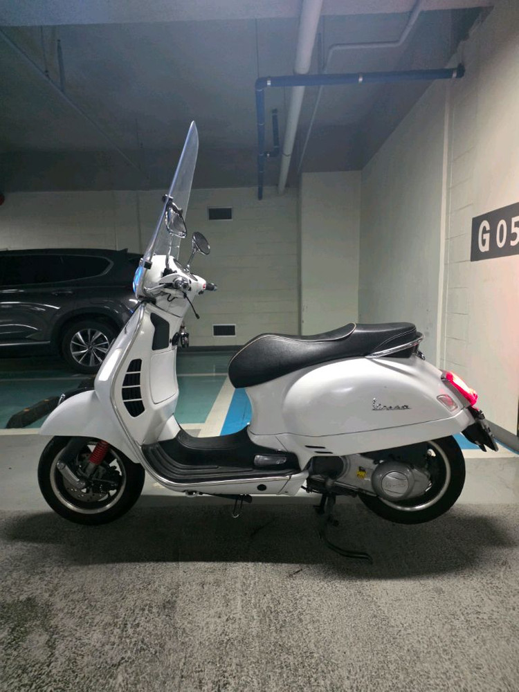 부산 베스파 gts300 슈퍼 흰,검 포인트 투톤 판매합니다--3