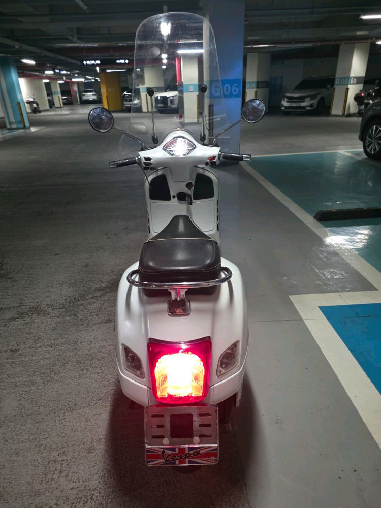 부산 베스파 gts300 슈퍼 흰,검 포인트 투톤 판매합니다--4