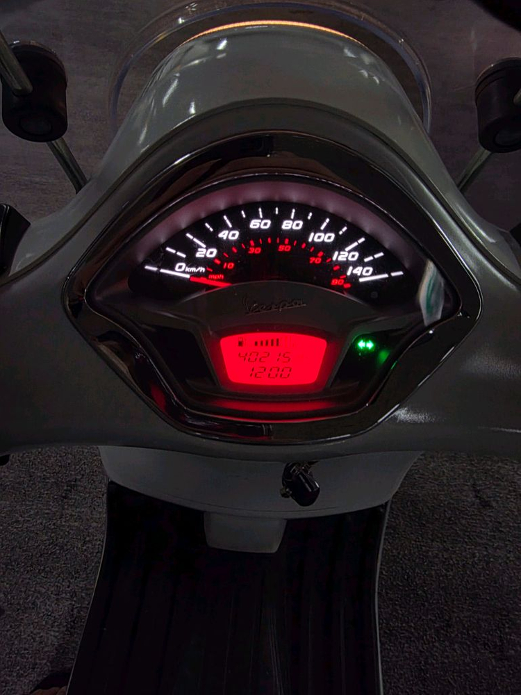 부산 베스파 gts300 슈퍼 흰,검 포인트 투톤 판매합니다--6