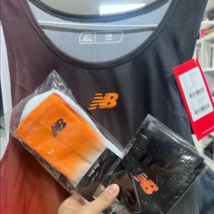 뉴발란스 2025년 런유어웨이 셋업 105사이즈 새상품 (팔토시, 싱글렛, 양말)