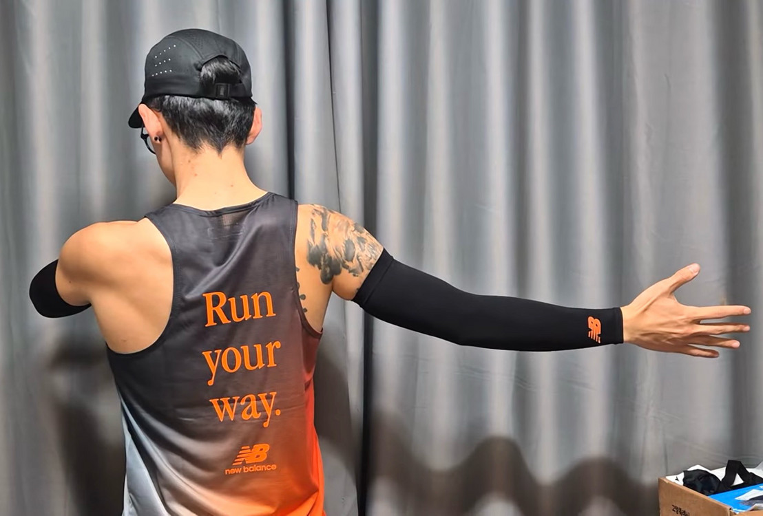 뉴발란스 2025년 런유어웨이 셋업 105사이즈 새상품 (팔토시, 싱글렛, 양말)--1