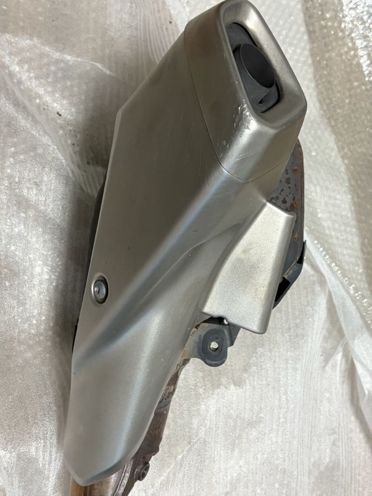 23년식 cbr650r 순정 머플러 이미지