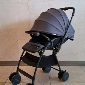 최고급 명품 초경량 기내반입 식판 유모차 미고. 식판이 달려있어 운행중 신나게 간식을 먹을수 있습니다. 1초만에 접