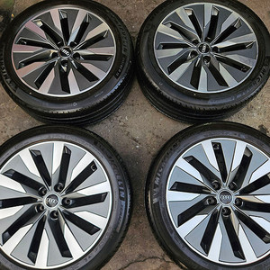 아우디 C8 A6 45TFSI 정품 18인치 휠타이어셋트