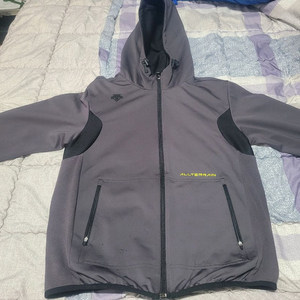 데상트 후드집업