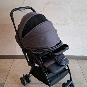 최고급 명품 초경량 기내반입 식판 유모차 미고. 식판이 달려있어 운행중 신나게 간식을 먹을수 있습니다. 1초만에 접