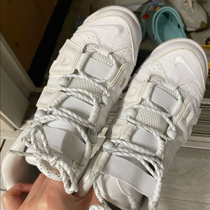 나이키 업템포 트리플화이트