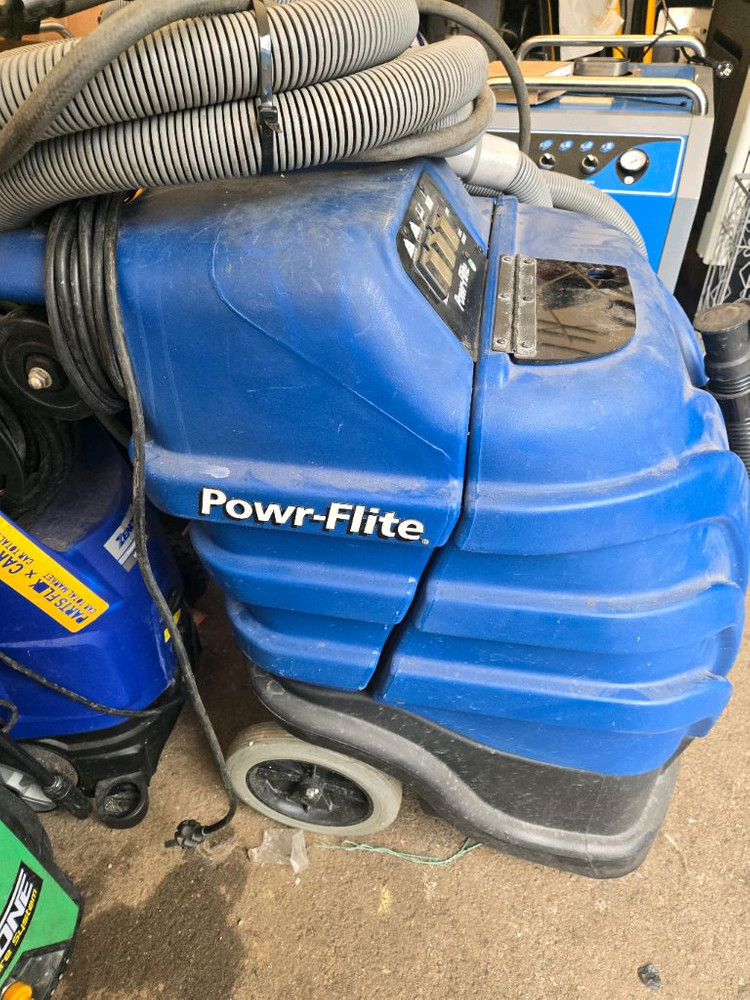 산업용 청소기 Powr-Flite 카펫 청소기 PFX1060-2 모델입니다. U SA 전시용 이미지