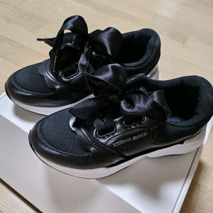 슈콤마보니 스니커즈