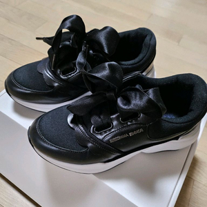 슈콤마보니 스니커즈