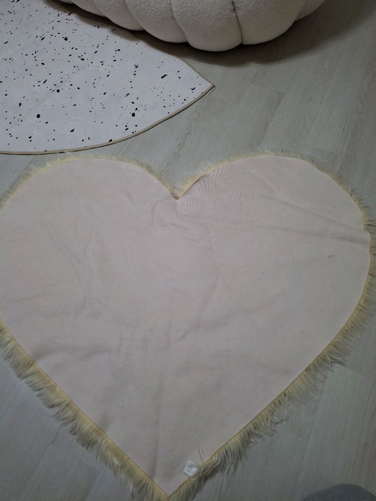 하트 모양 퍼 카페트,10590,장모털러그,하트러그,퍼러그,하트 털 러그 베이지,발매트,카펫,인조털 이미지