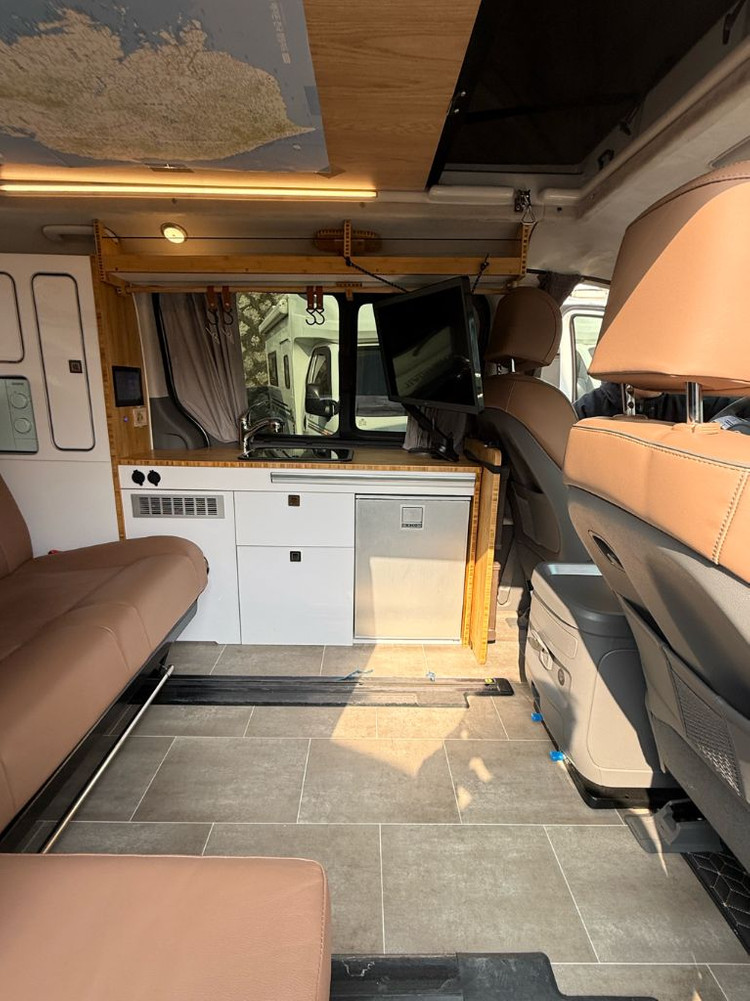 스타리아 캠핑카 라운지 4WD 유로밴홈 4인승--2