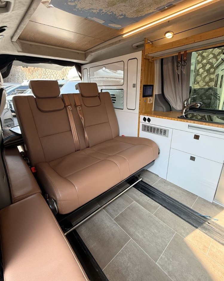 스타리아 캠핑카 라운지 4WD 유로밴홈 4인승--3