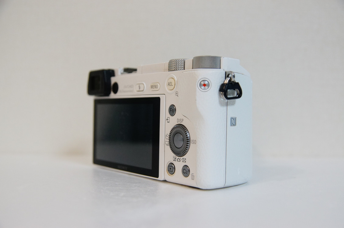 [소니] A6000 화이트 미러리스 카메라팝니다.--3