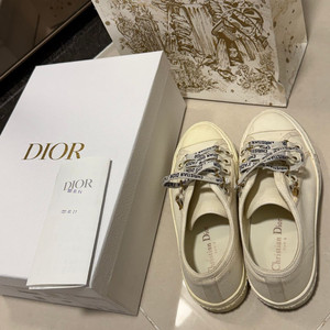 디올 운동화 판매합니다. 이미지