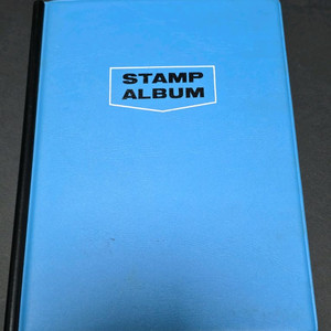 여러가지 오래된 우표가 있는 우표책 이미지