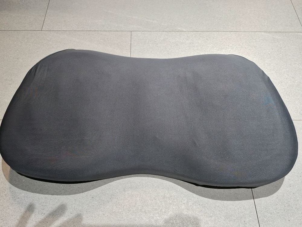 목과 어깨를 편안하게 받쳐주는 경추 쿠션 배게--1