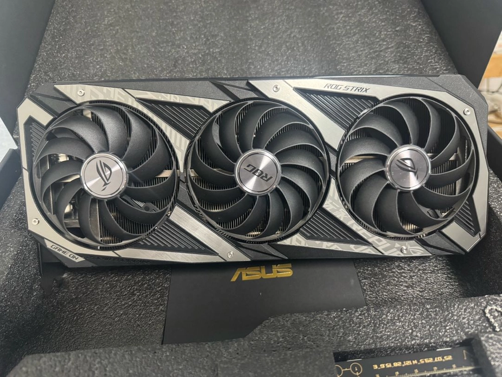 RTX 3070 ROG 그래픽카드 이미지