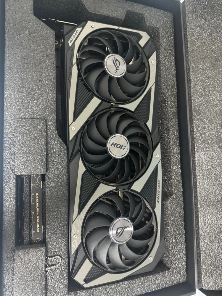 RTX 3070 ROG 그래픽카드 이미지