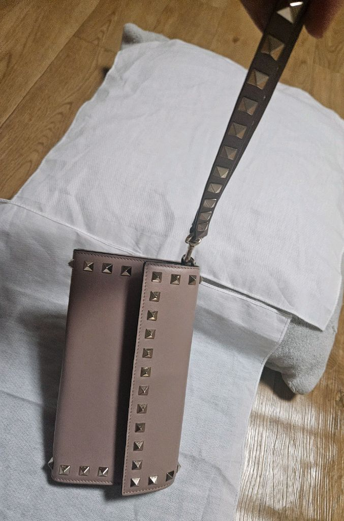 스터드 장식 클러치백--8