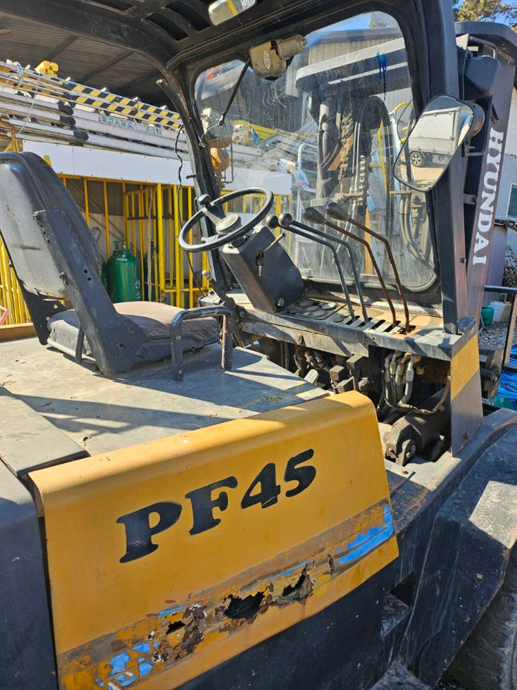 현대 4.5톤 자동발 디젤중고지게차 이미지