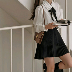 [새상품]리리앤코 파리랑데뷰 빅카라 프릴 배색 타이 블라우스 화이트