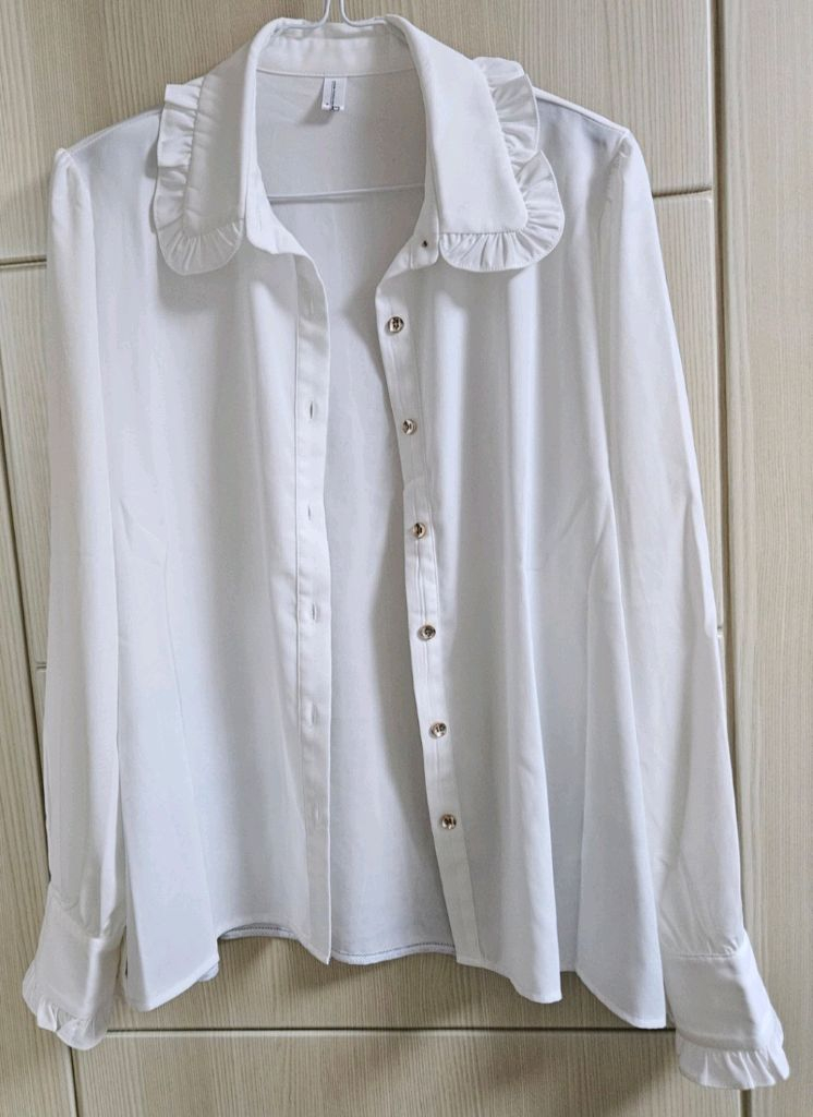 [새상품]리리앤코 파리랑데뷰 빅카라 프릴 배색 타이 블라우스 화이트--5