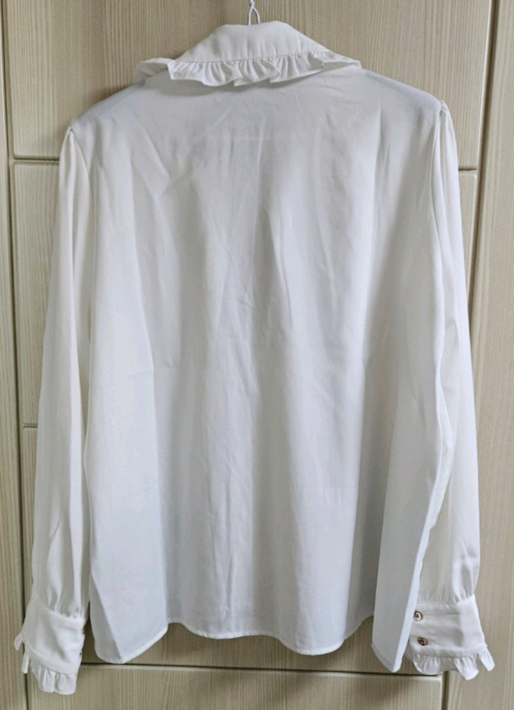 [새상품]리리앤코 파리랑데뷰 빅카라 프릴 배색 타이 블라우스 화이트--6